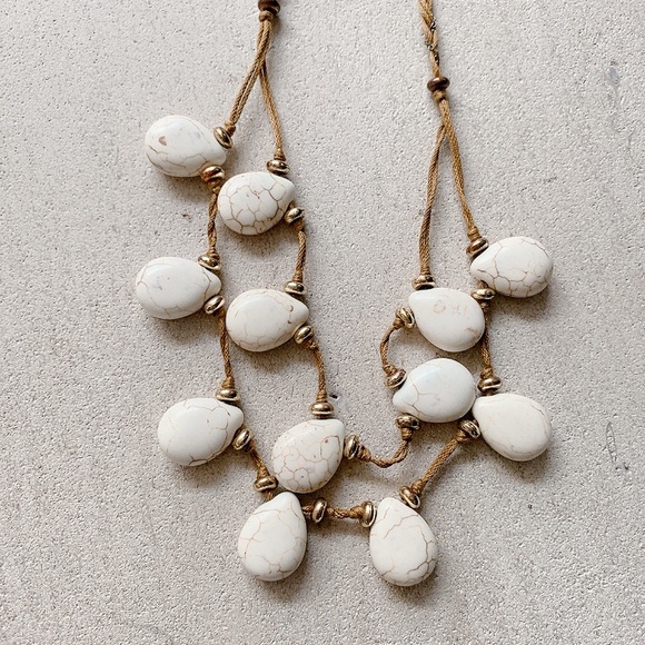 Set. White-crackle stone necklace with earrings. - Picture 3 of 13